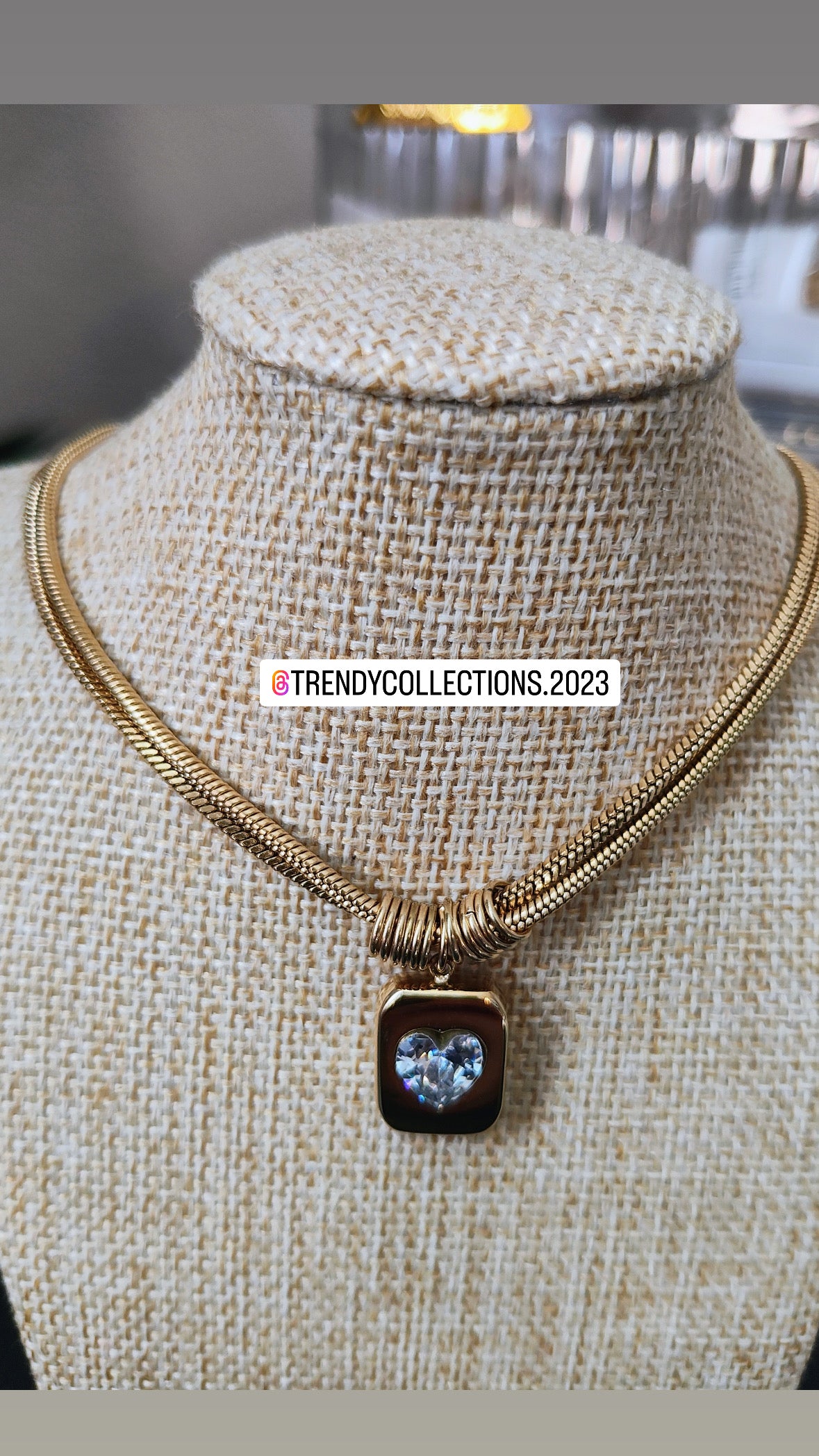 Collar con medallón de corazón