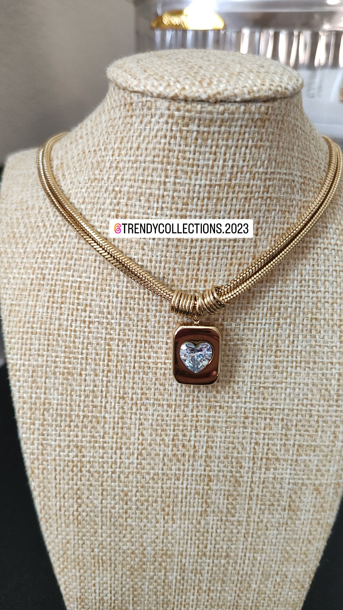 Collar con medallón de corazón